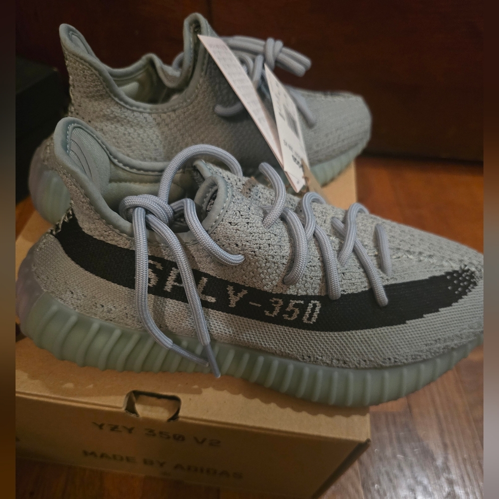 Yeezy Sneakers size 7 men / women size 8 - Picture 3 of 9